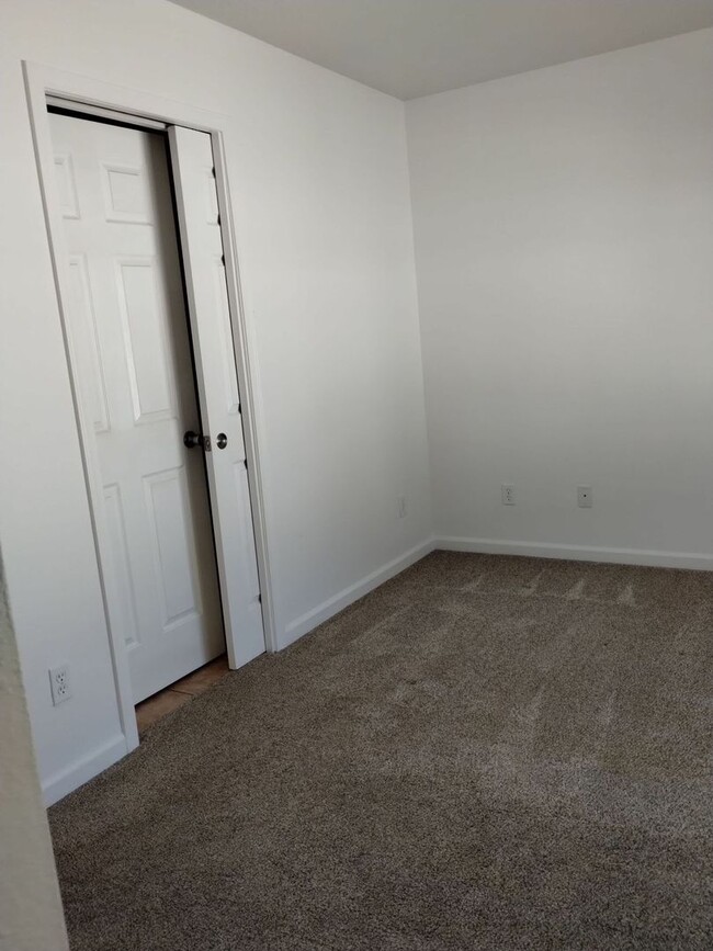 Building Photo - Little Apt.  2 bed, 1 bath and 2 car priva...