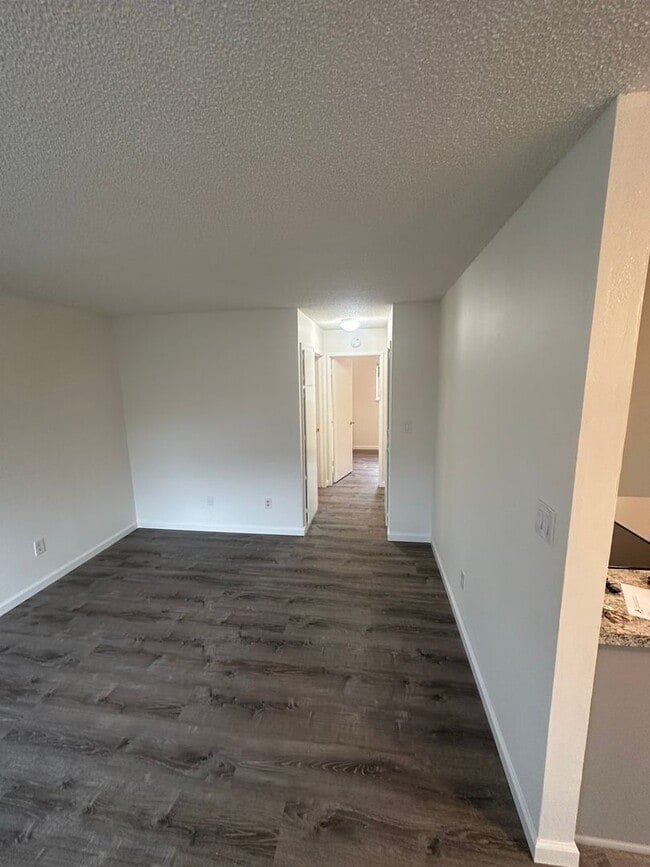 Building Photo - Nice move-in ready two bedroom one bath unit