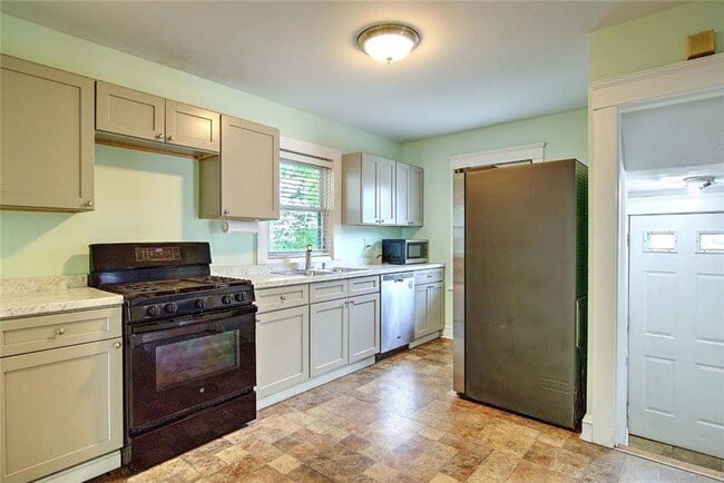 Building Photo - 4 Talbot Manor