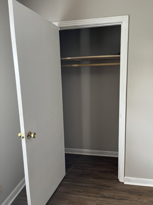 Building Photo - 2 BEDROOM 11/2 BATH TOWNHOME  MINUTES TO D...