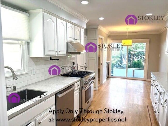 Building Photo - 231 Ivy Dr