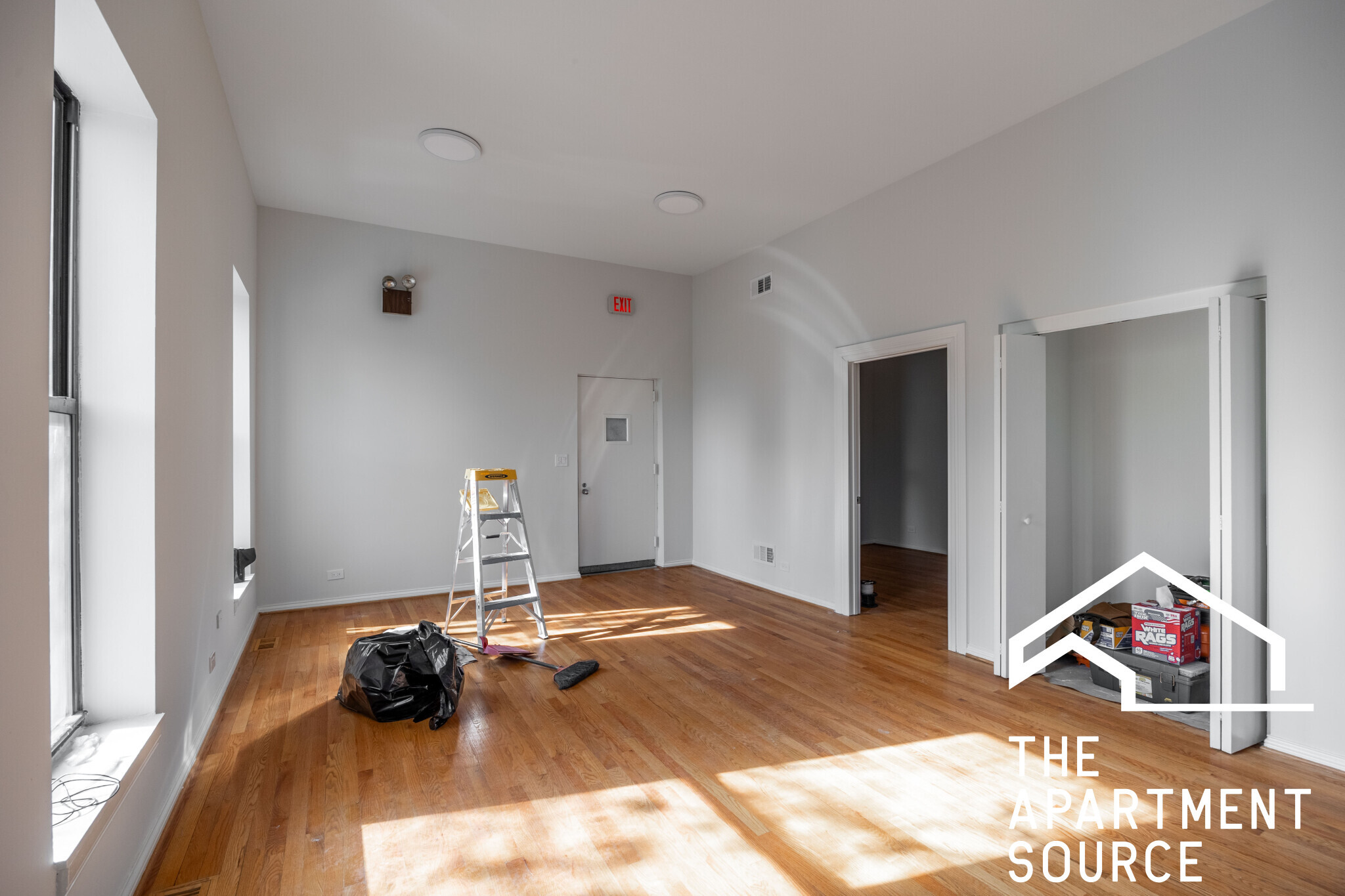 Building Photo - 646 N Damen Ave