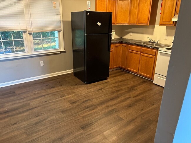 Building Photo - Quaint 3 bedroom/1  and 1/2 bath Winston S...