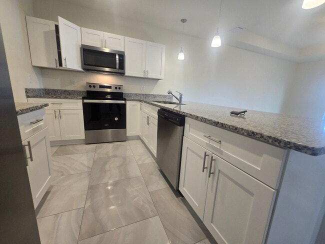 Building Photo - LARGE 3/2/1 -Duplex, prime Location-Lehigh Acres