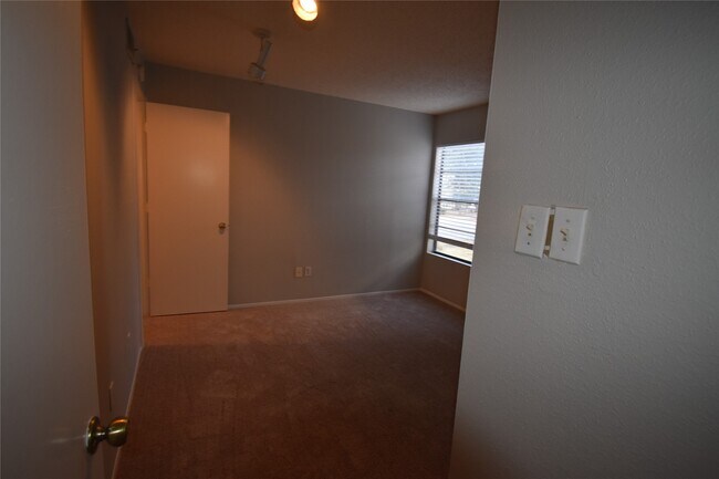 Building Photo - 12900 Walden Rd