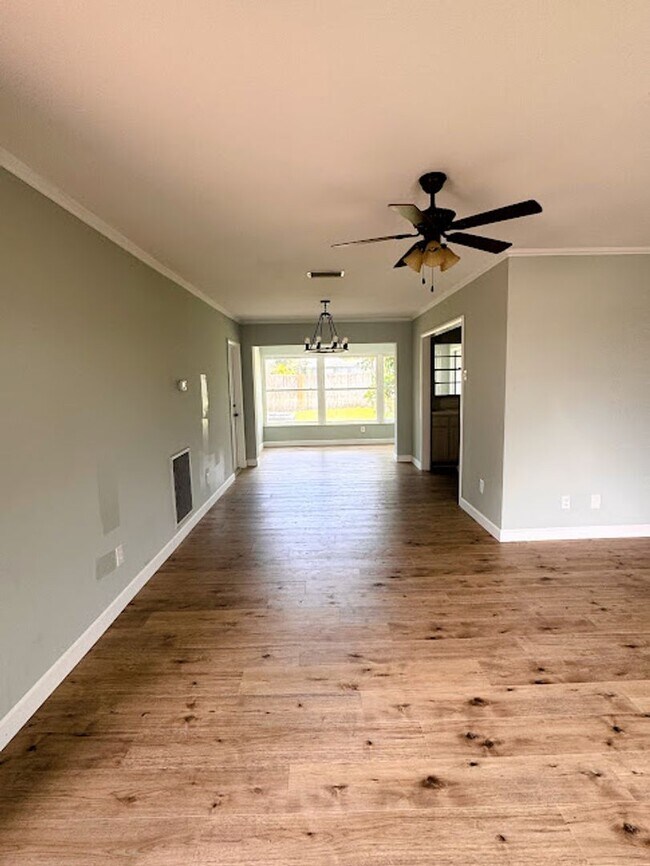 Building Photo - Stylish Seminole Condo with Private Garage in Chateaux de Bardmoor 55+ Community