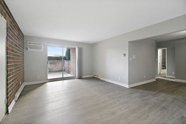 Building Photo - 1409 E Chicago St