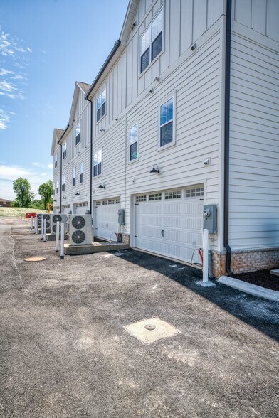 Building Photo - 1439 Spring Pointe Ln