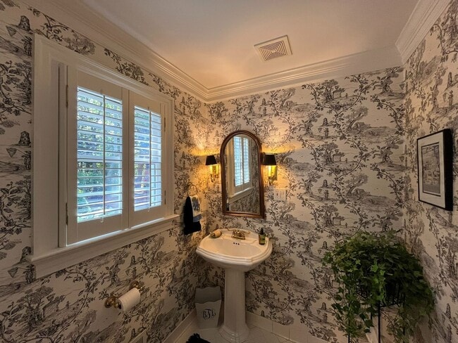 Building Photo - Incredible 5BD, 4.5BA House in Downtown Ra...