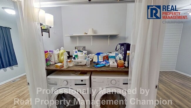 Building Photo - Adorable 3 BD/2 BA with Large Lot on Cul-de-Sac