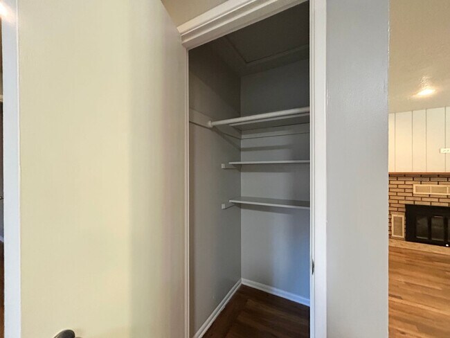 Building Photo - Spacious 3 Bed, 1.0 Bath House - Fully Fen...