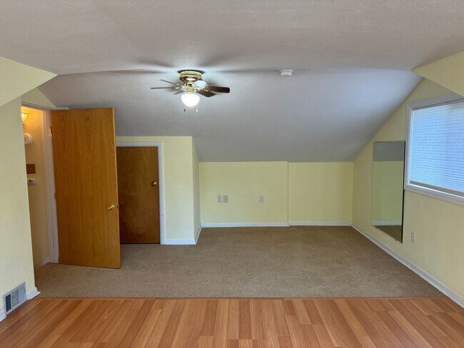 Building Photo - 4 bedroom 2 bathroom home in a great neighborhood!