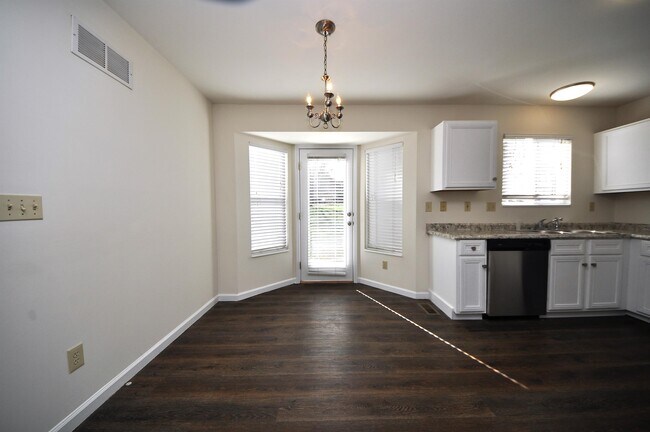 Building Photo - 667 Lakewood Dr