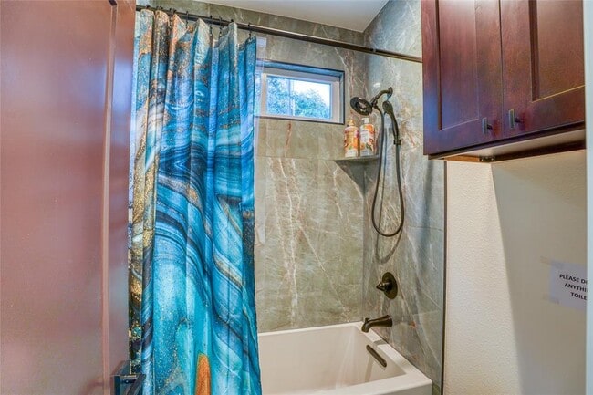 Building Photo - 7002 Deepwood Dr