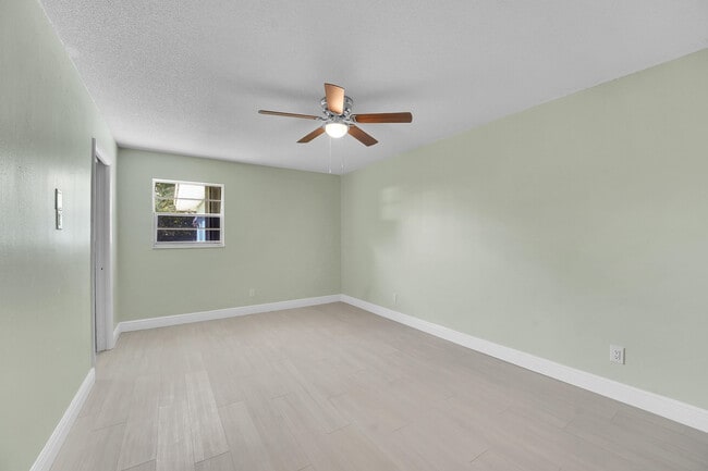 Building Photo - 154 SE Naranja Ave