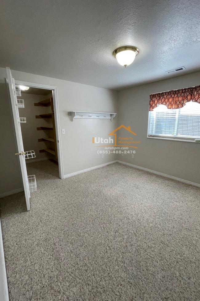 Building Photo - East Layton 6 Bdrm 3 Bth 2 car garage home.