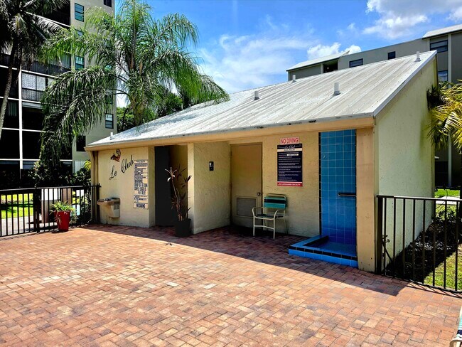 Building Photo - 2112 S Cypress Bend Dr