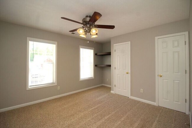 Building Photo - Huge Ranch home!