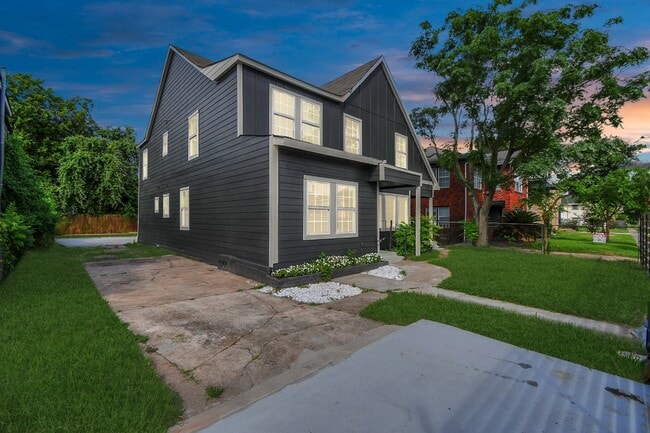 Building Photo - 2812 Truxillo St