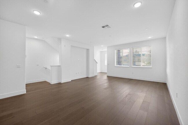 Building Photo - 392 Line St