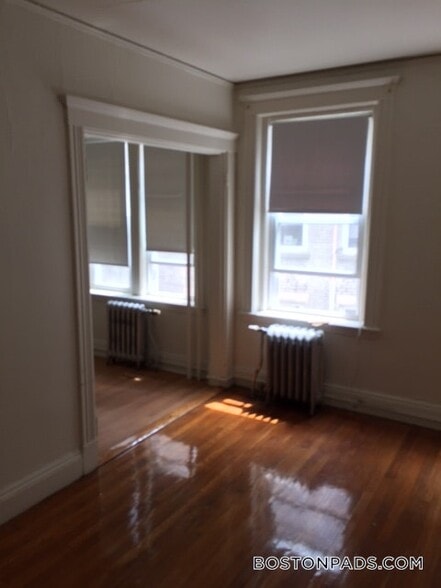 Building Photo - 235 Park Dr