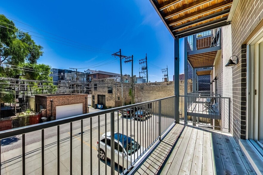 Building Photo - 2341 W North Ave