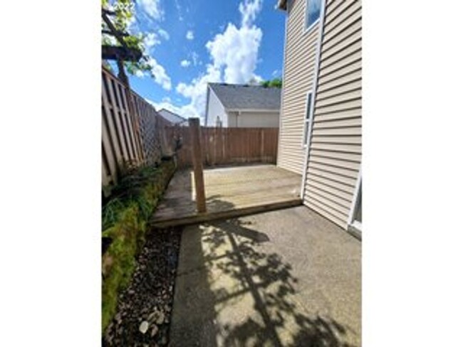 Building Photo - 3 Bedroom Fairview Home, Close to Blue Lak...