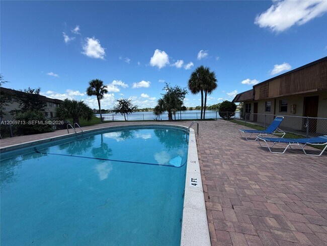 Building Photo - 432 Lakeside Dr