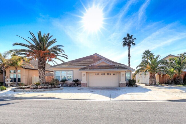 Building Photo - OPEN FLOOR PLAN WITH SIDEYARD PARKING AND ...