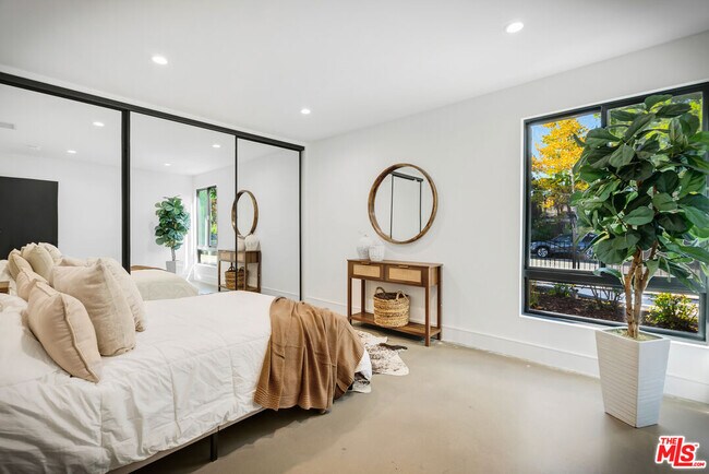 Building Photo - 6236 Sale Ave