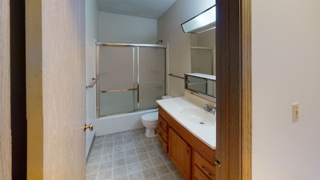 Building Photo - 2 Bedroom Townhome Available August 1st, 2026