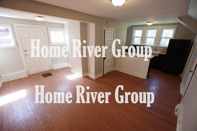 Building Photo - Hyde Park Carriage House 1  BR 1 BA