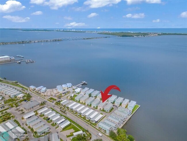 Building Photo - 423 E Intercoastal Dr