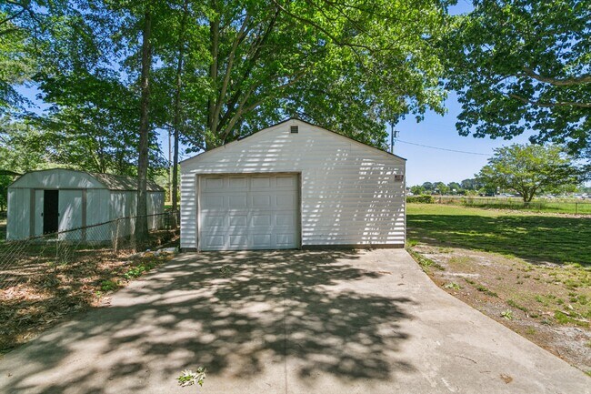 Building Photo - 314 Martha Lee Dr