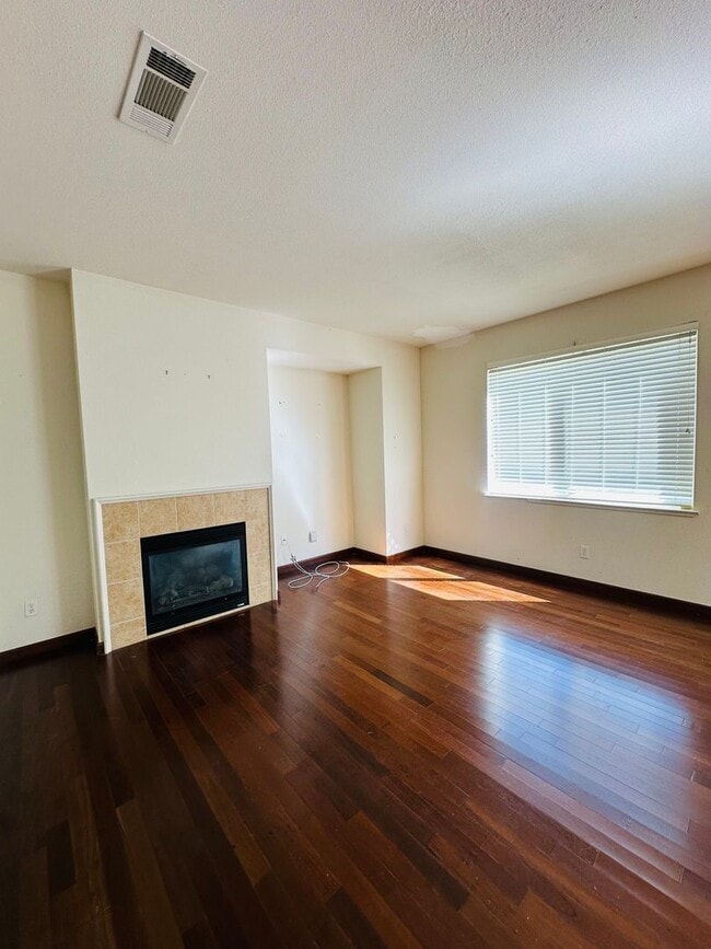 Building Photo - Beautiful 3 Bed, 2.5 Bath Home with Garage, Spacious Layout & Private Yard in Desirable Hercules ...