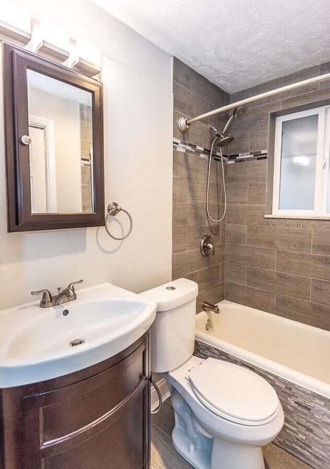 Building Photo - Stunning 5 bedroom home in Brookline available May 1!