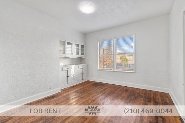 Building Photo - 1630 W Rosewood Ave