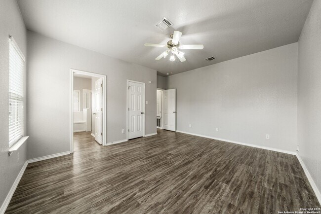 Building Photo - 4 bedroom, 2 1/2 bath located in Lakeview ...