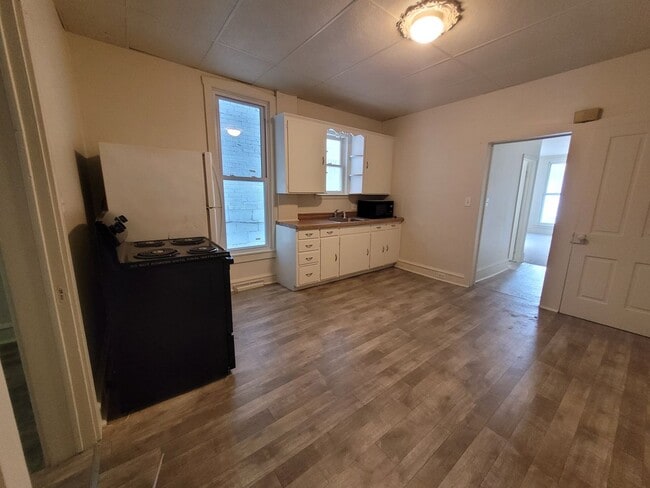 Building Photo - 86 E Franklin St