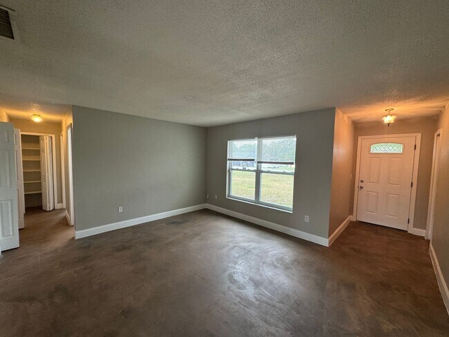 Building Photo - Lovely 3 Bedroom, 2 Bathroom Home in the Heart of Deltona!!