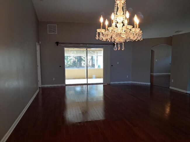 Building Photo - 242 SW Amesbury Ave