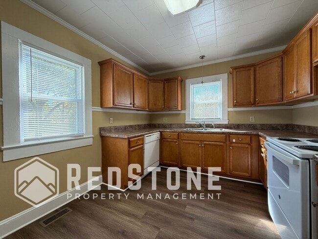 Building Photo - 927 E Haggard Ave