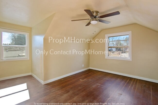 Building Photo - Delightful Two Bedroom Duplex In SE Portland - Fenced Yard!