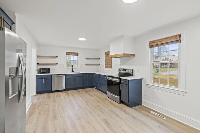 Building Photo - Nicely maintained 3 Bed, 1 Bath Single-Level Home with Bonus Sunroom ($1400/mo base rent***)