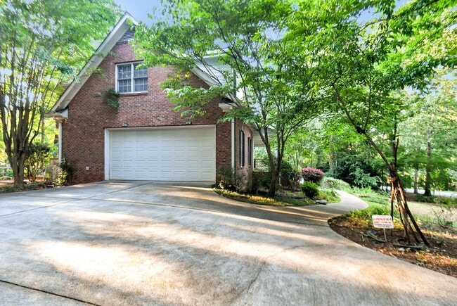 Building Photo - Large, beautiful home in Oconee!