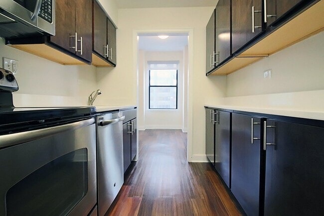 Building Photo - 211 E Chestnut St