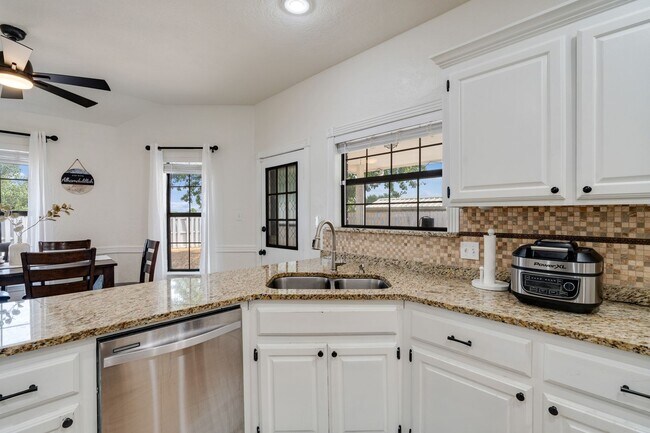 Building Photo - Beautiful 3-Bedroom home!