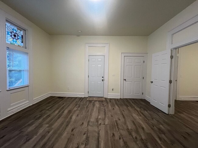 Building Photo - Updated 1BR Apartment Now Available