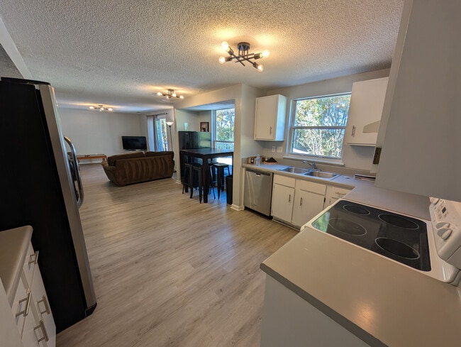 Building Photo - 2213 Flint Glenn Ln