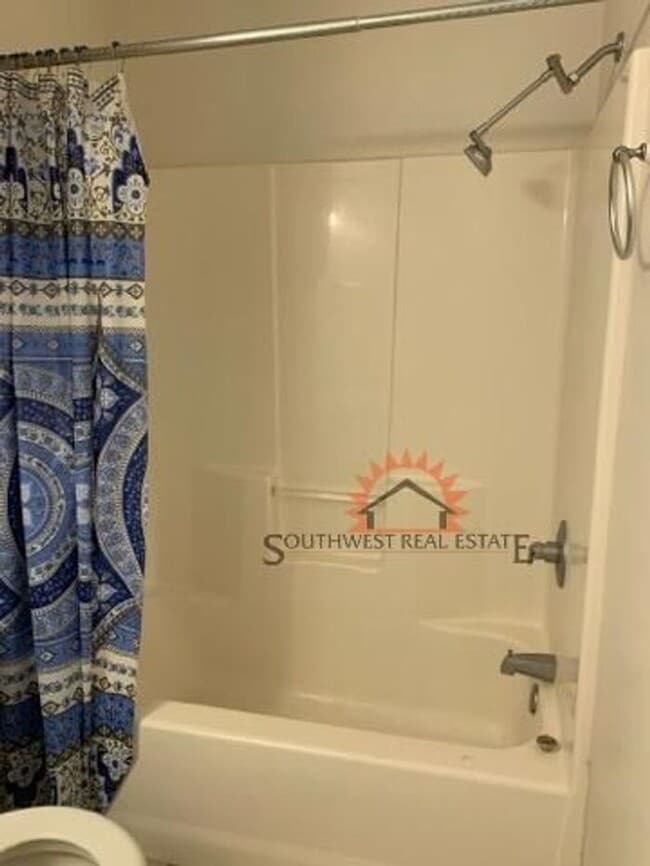 Building Photo - Great 2 bed 2 bath apartment